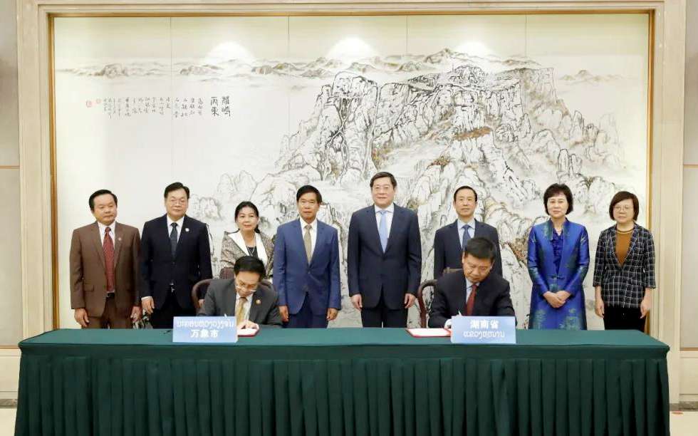 盈峰環(huán)境向老撾萬象捐贈7臺環(huán)衛(wèi)裝備，助力“一帶一路”建設(shè)