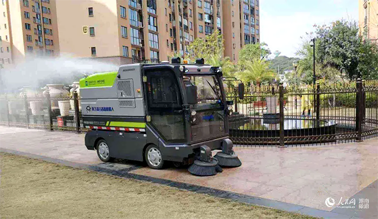 人民網(wǎng)報道：抗擊疫情，環(huán)衛(wèi)機器人顯身手